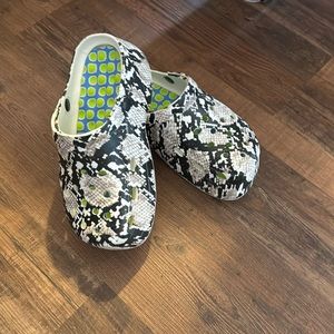 Platform rubber python design size 40 shoe used light wear.